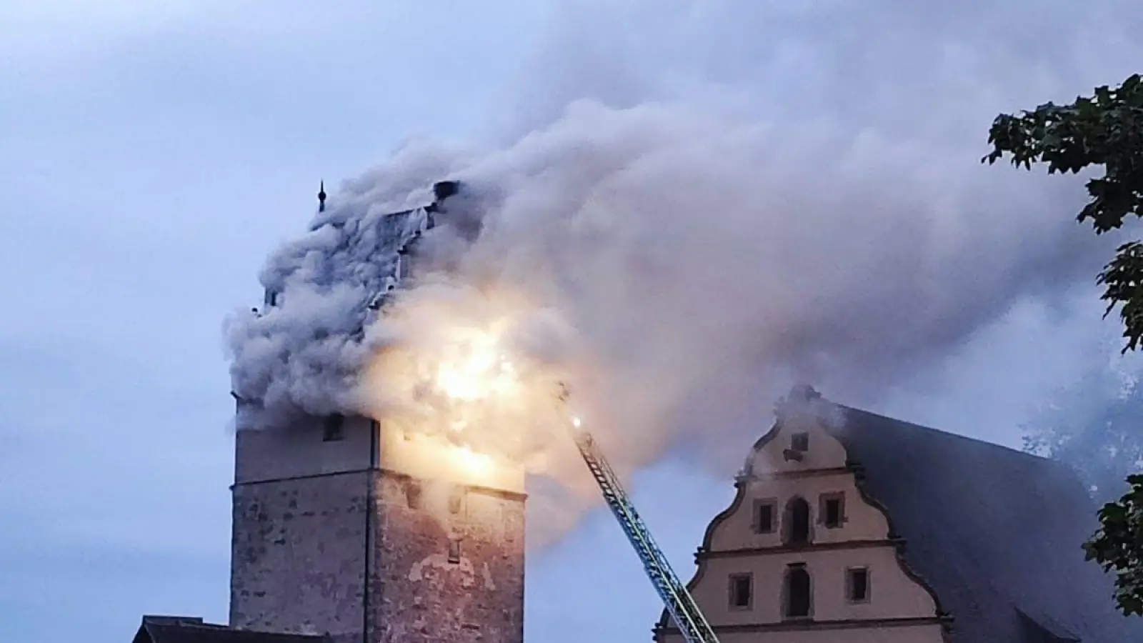 Das Feuer im Nördlinger Torturm wütete am frühen Mittwochmorgen. (Foto: Feuerwehr Dinkelsbühl)