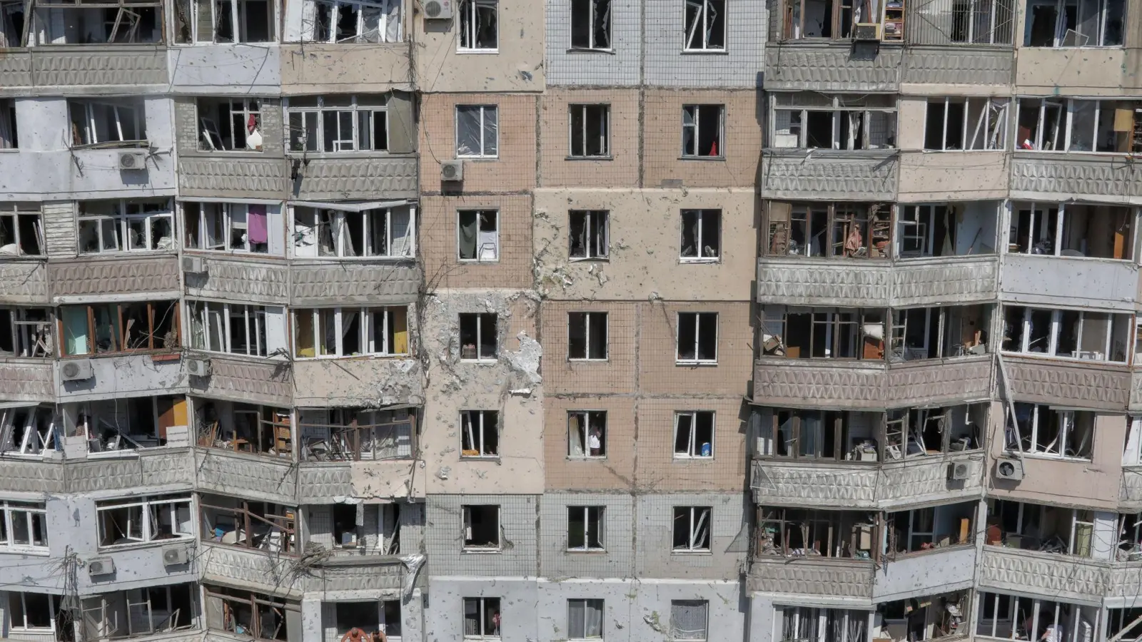 Ein Wohnhaus in Odessa wurde bei einem russischen Drohnenangriff beschädigt. (Archiv) (Foto: Nina Lyashonok/AP/dpa)