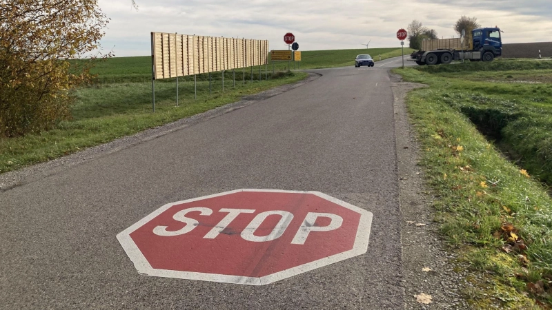 Die bisherigen Maßnahmen wie ein Sichtschutz an der Schnepfendorfer Kreuzung haben nicht viel gebracht und sogar neue Probleme aufgeworfen. Jetzt starten die Arbeiten für die Ampel. (Archivbild: Clarissa Kleinschrot)