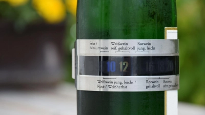 Die Thermometer-Manschette kommt um den Bauch der Weinflasche und misst die Temperatur. Eine Skala zeigt zusätzlich an, in welchem Bereich welcher Wein wie kühl sein sollte.  (Foto: DWI/deutscheweine.de/dpa-tmn)