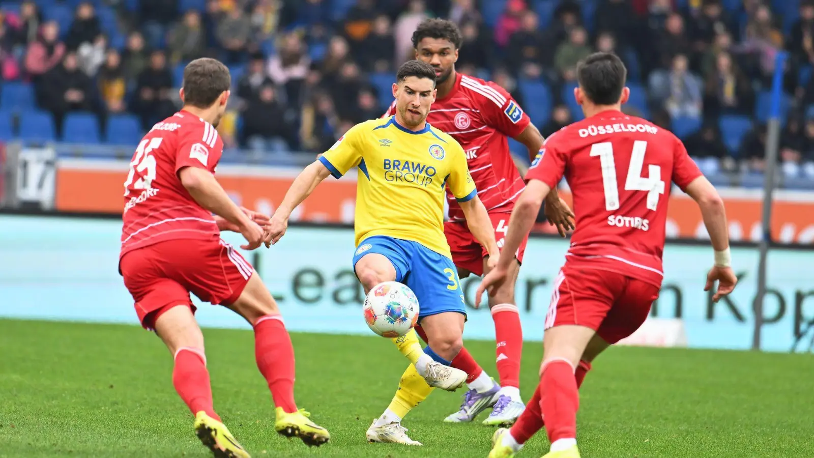Drei gegen Einen: Braunschweigs Robin Heußer wird von den Düsseldorfern Tim Oberdorf, Elias Egouli und Sotiris Alexandropoulos (v.l.) bedrängt. (Foto: Swen Pförtner/dpa)