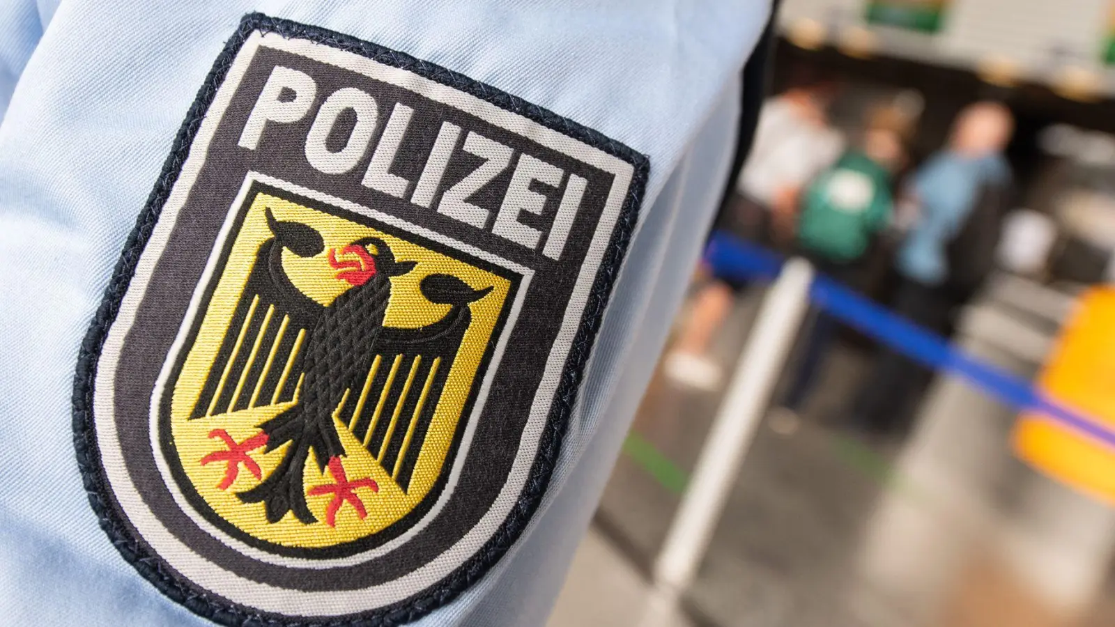 Der 26-Jährige wollte eigentlich nach Amerika reisen. (Symbolbild) (Foto: Boris Roessler/dpa)