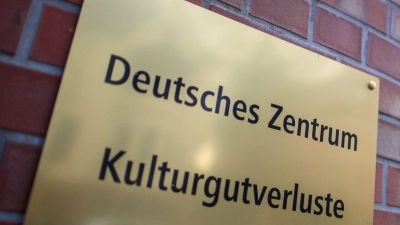 „Deutsches Zentrum Kulturgutverluste“ ist auf einem Schild zu lesen. (Foto: Klaus-Dietmar Gabbert/dpa/Archivbild)