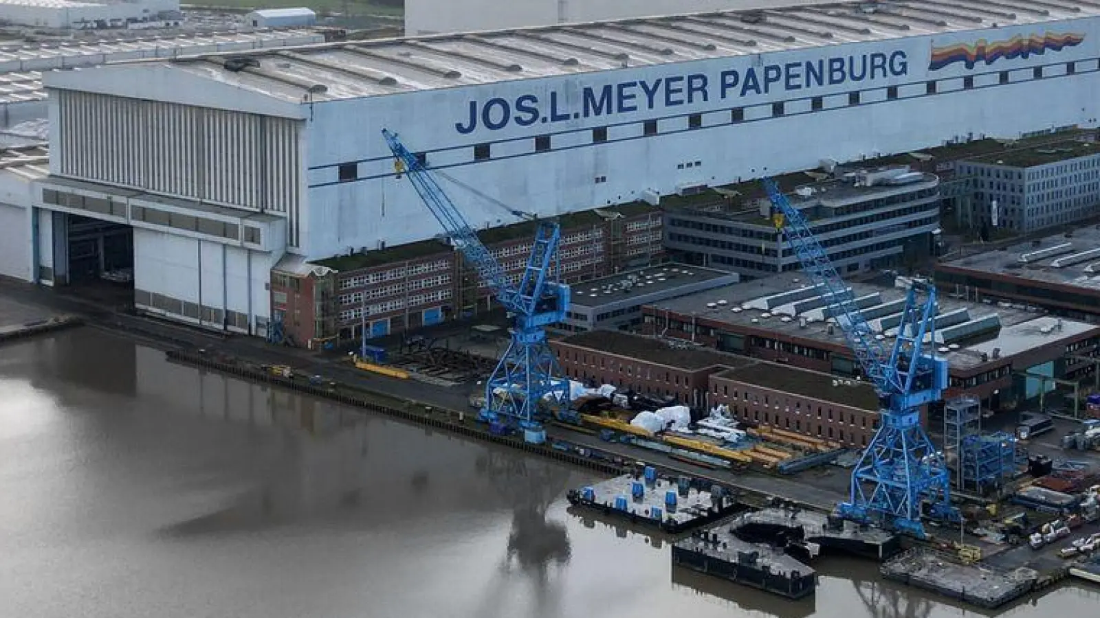 Die Wolken über der Meyer Werft in Papenburg werden weniger – neue Aufträge für Kreuzfahrtschiffe garantieren die Auslastung für die kommenden zehn Jahre. (Foto: Lars Penning/dpa)