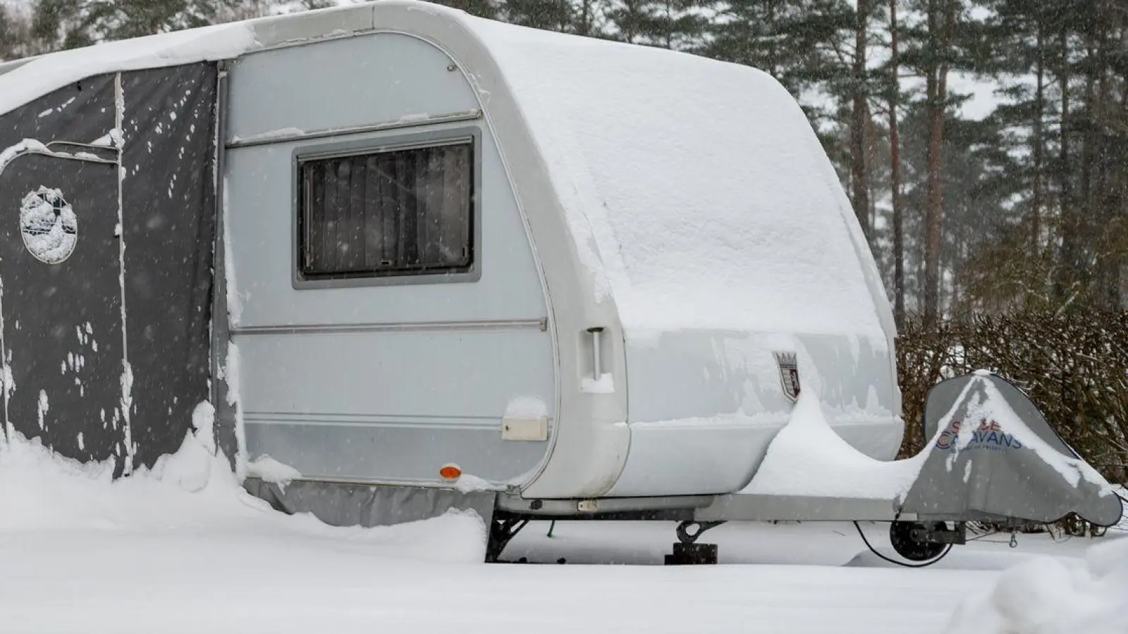 Wer seinen Wohnwagen im Winter nicht nutzt, sollte ihn vorher gründlich auf die Ruhepause vorbereiten. (Foto: Philipp Schulze/dpa/dpa-tmn)