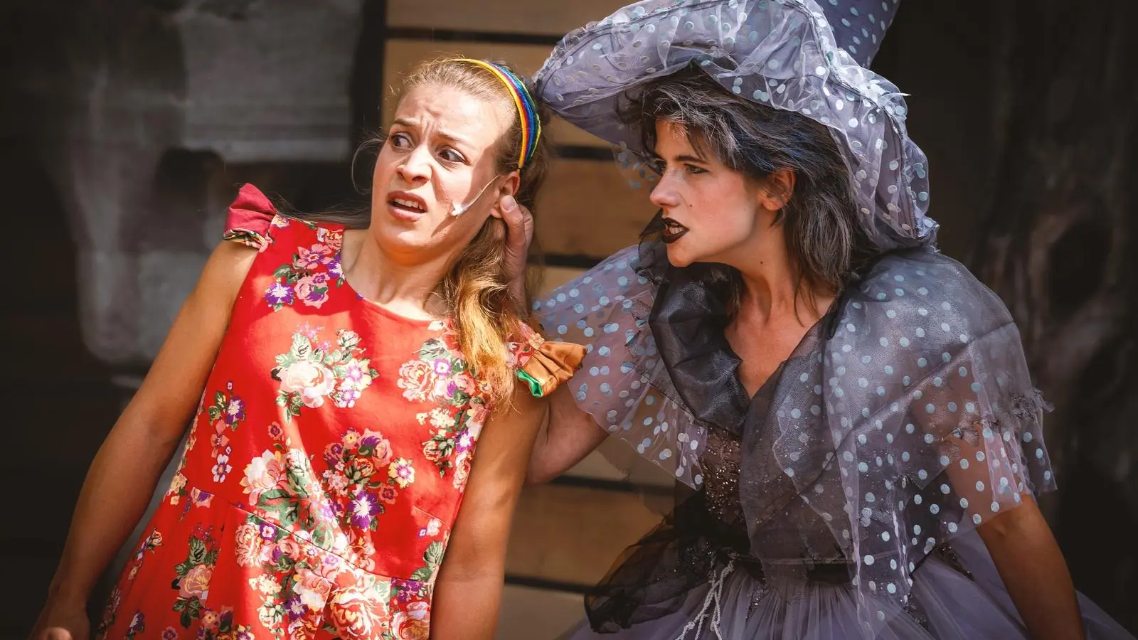 Was eine junge Hexe darf und was nicht, da gibt es unterschiedliche Vorstellungen – eine Szene mit Juliane Krug als kleine Hexe (links) und Chantale Schumacher als Muhme Rumpumpel. (Foto: Nicole Brühl)