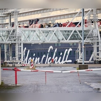 Die Folgen der Kollision sind deutlich sichtbar: Die „Mein Schiff 3“ muss nach dem Zusammenstoß in Bremerhaven zur Reparatur in die Werft. (Foto: Sina Schuldt/dpa)