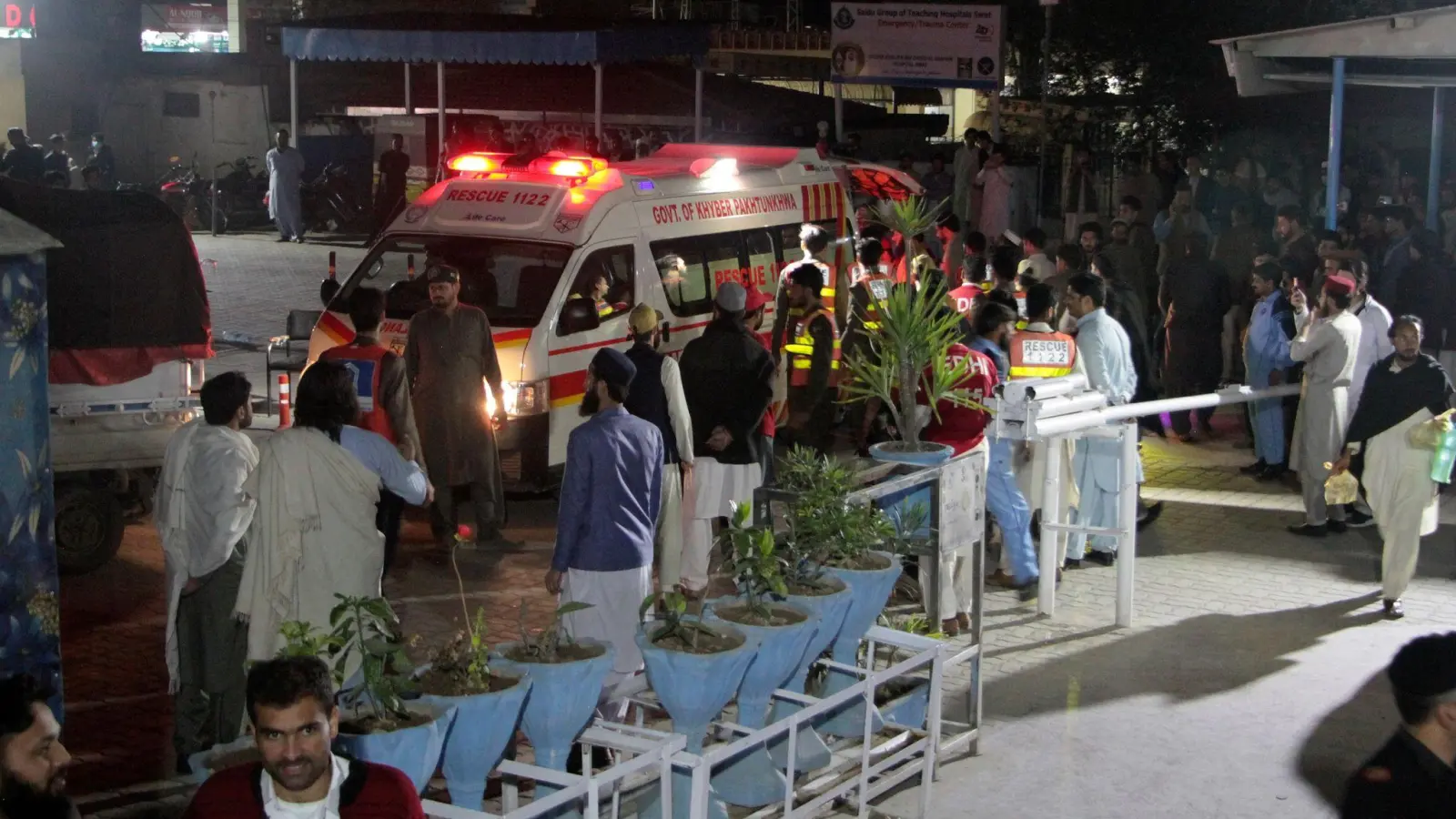 Rettungskräfte bringen in der pakistanischen Stadt Saidu Sharif Erdbebenopfer in ein Krankenhaus. (Foto: Naveed Ali/AP/dpa)