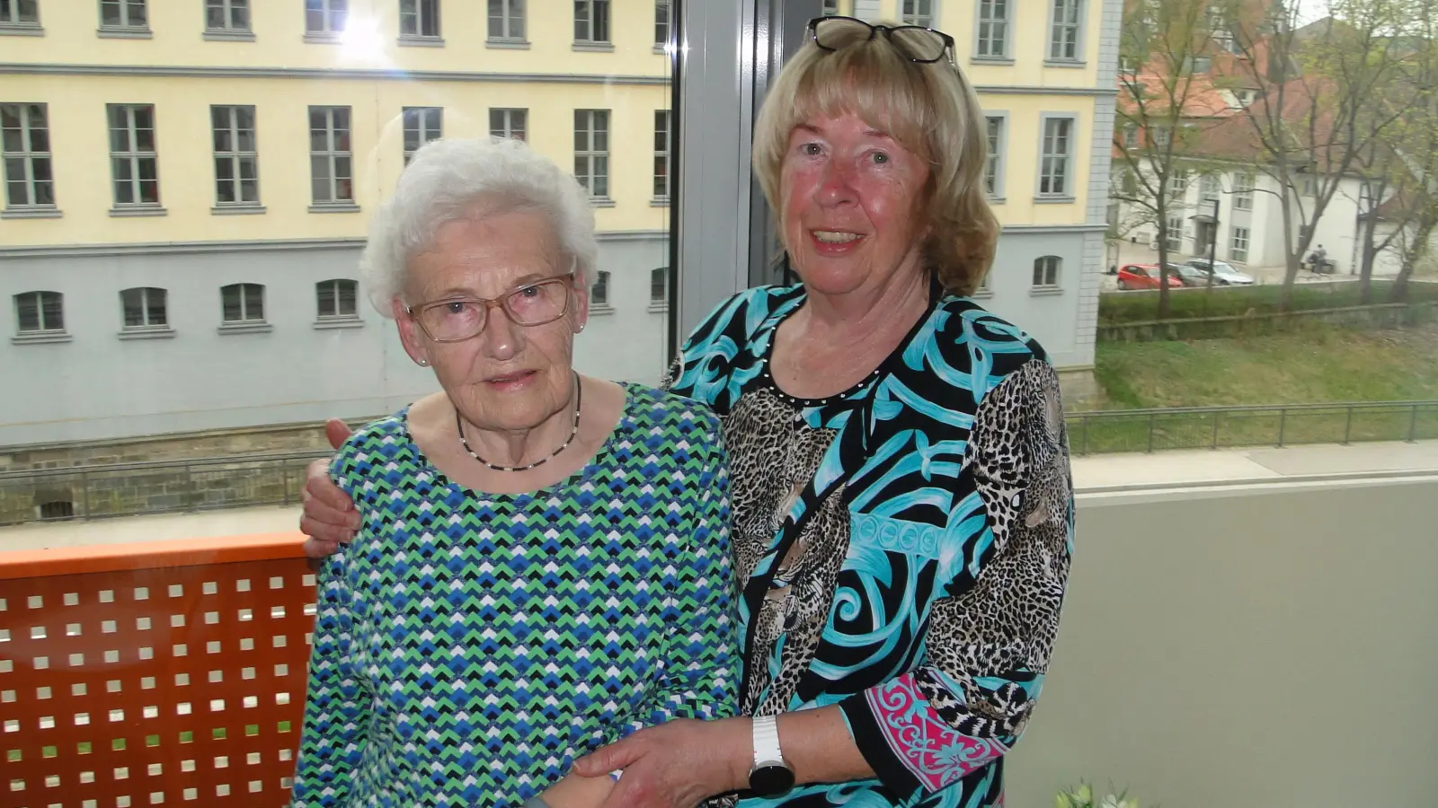 Erinnerten sich an die Zeit der Haken und Ösen: Ilse Müller (90, links) und die ehemalige Dorn-Chefin Marianne Schmelzer (74). (Foto: W. Vennemann)
