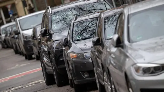 Ein SUV parkt in einer Reihe mit anderen Autos. Der Deutsche Städtetag hat den Trend zu großen Autos kritisiert und höhere Parkgebühren für SUVs und andere große Wagen ins Spiel gebracht. (Foto: Sebastian Gollnow/dpa)
