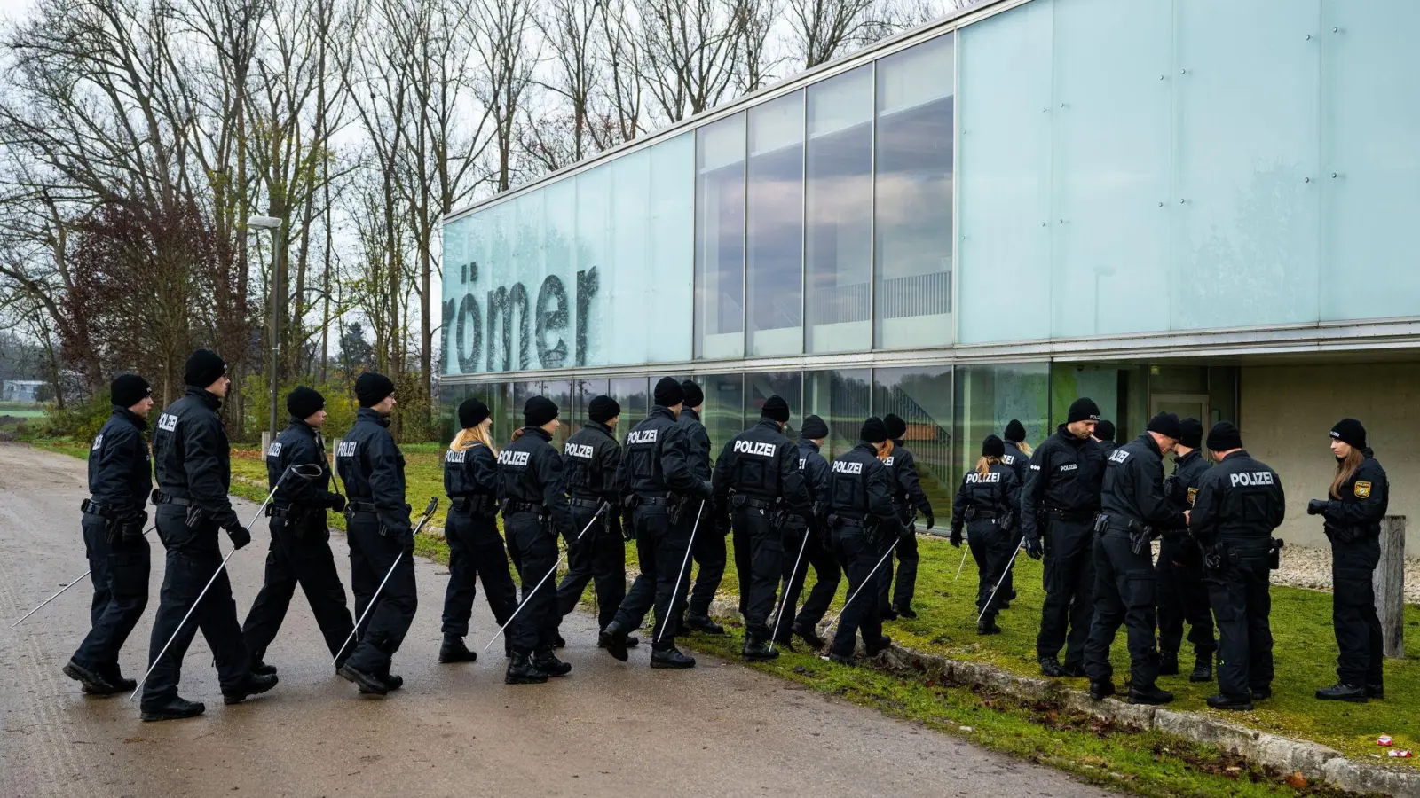 Einsatzkräfte der Bereitschaftspolizei suchen die Umgebung des Museums nach möglichen Spuren ab. (Foto: Lennart Preiss/dpa)