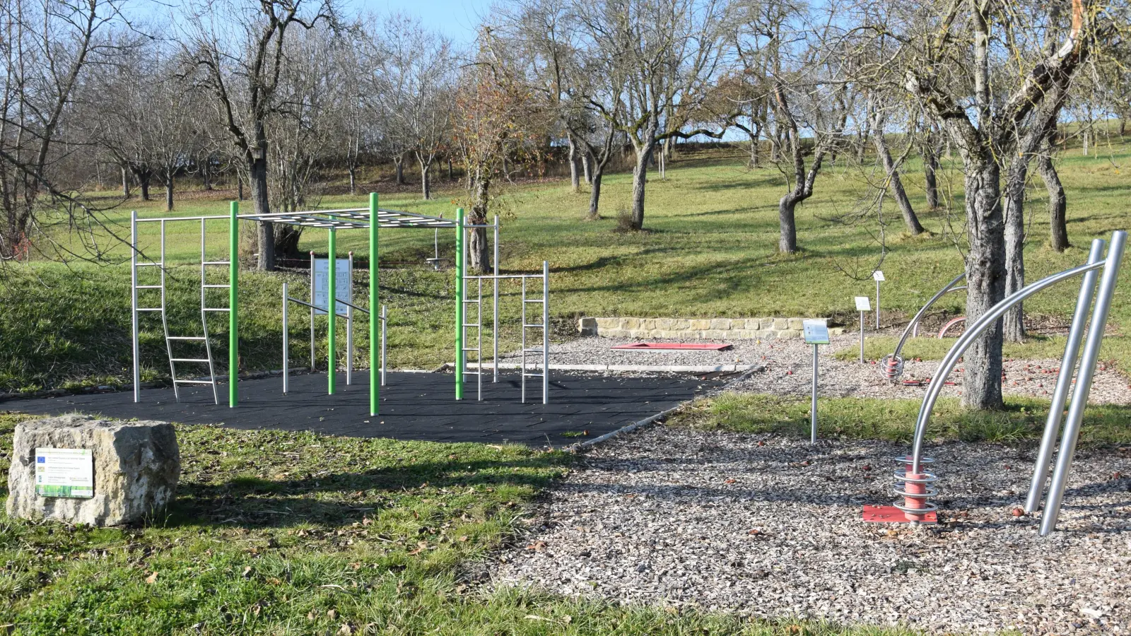 Eine Sportmöglichkeit an der frischen Luft, die für alle Altersgruppen offen steht: So könnte ein Bewegungs-Parcours aussehen. (Foto: Florian Schwab)