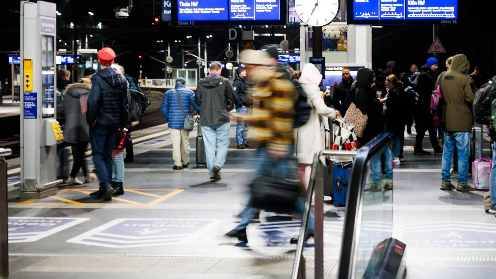 Seit heute gilt bei der Deutschen Bahn und auch an vielen weiteren Stellen im öffentlichen Nahverkehr ein neuer Fahrplan.  (Foto: Carsten Koall/dpa)