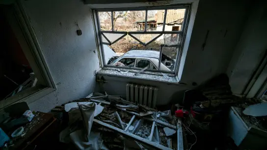 Verwüstung in einem Haus, das bei einem russischen S-300-Raketenangriff  zerstört wurde. (Foto: Uncredited/Ukrinform/dpa)