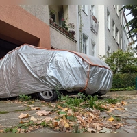 Gut verpackt: Hagelschutzdecken sollen vor Beulen und Lackschäden durch Hagelschlag schützen. (Foto: Tom Nebe/dpa-tmn)