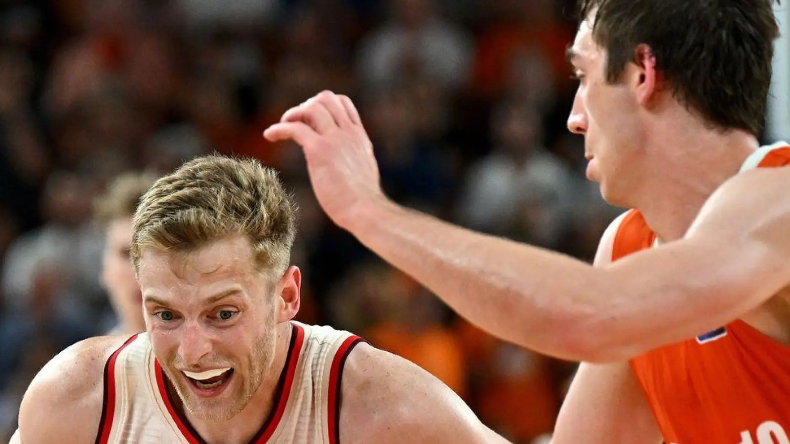 Werden künftig nicht zusammen spielen: Bayern-Abgang Jack White (links) und Bayern-Neuzugang Justinian Jessup. (Foto: Jan-Philipp Strobel/dpa)