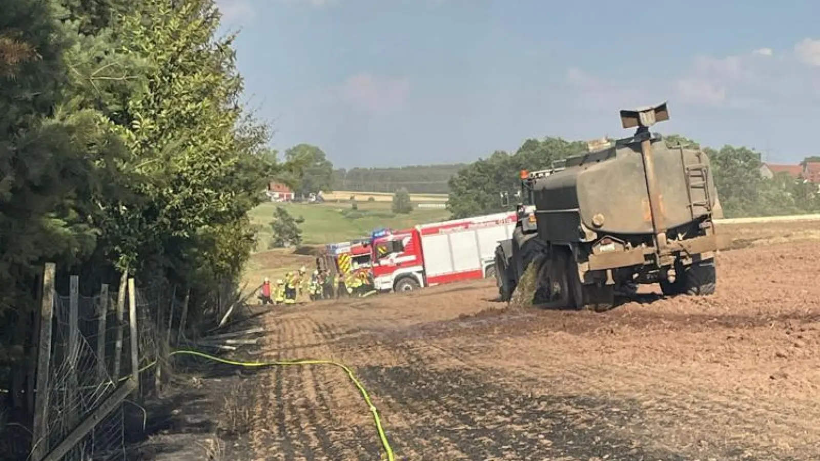 In Neukatterbach kam es Dienstag zu einem Flächenbrand. Dort war rund ein Hektar Ackerland in Brand geraten. (Foto: Feuerwehr Neuhof)