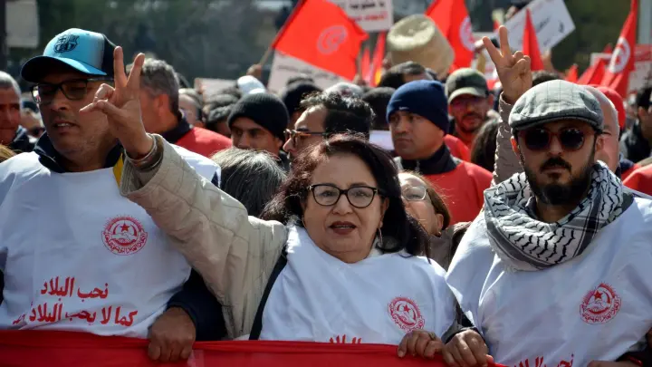 Mitglieder der Allgemeinen Tunesischen Arbeitergewerkschaft protestieren in Tunis gegen die Politik von Präsident Saied. (Foto: Hassene Dridi/AP)
