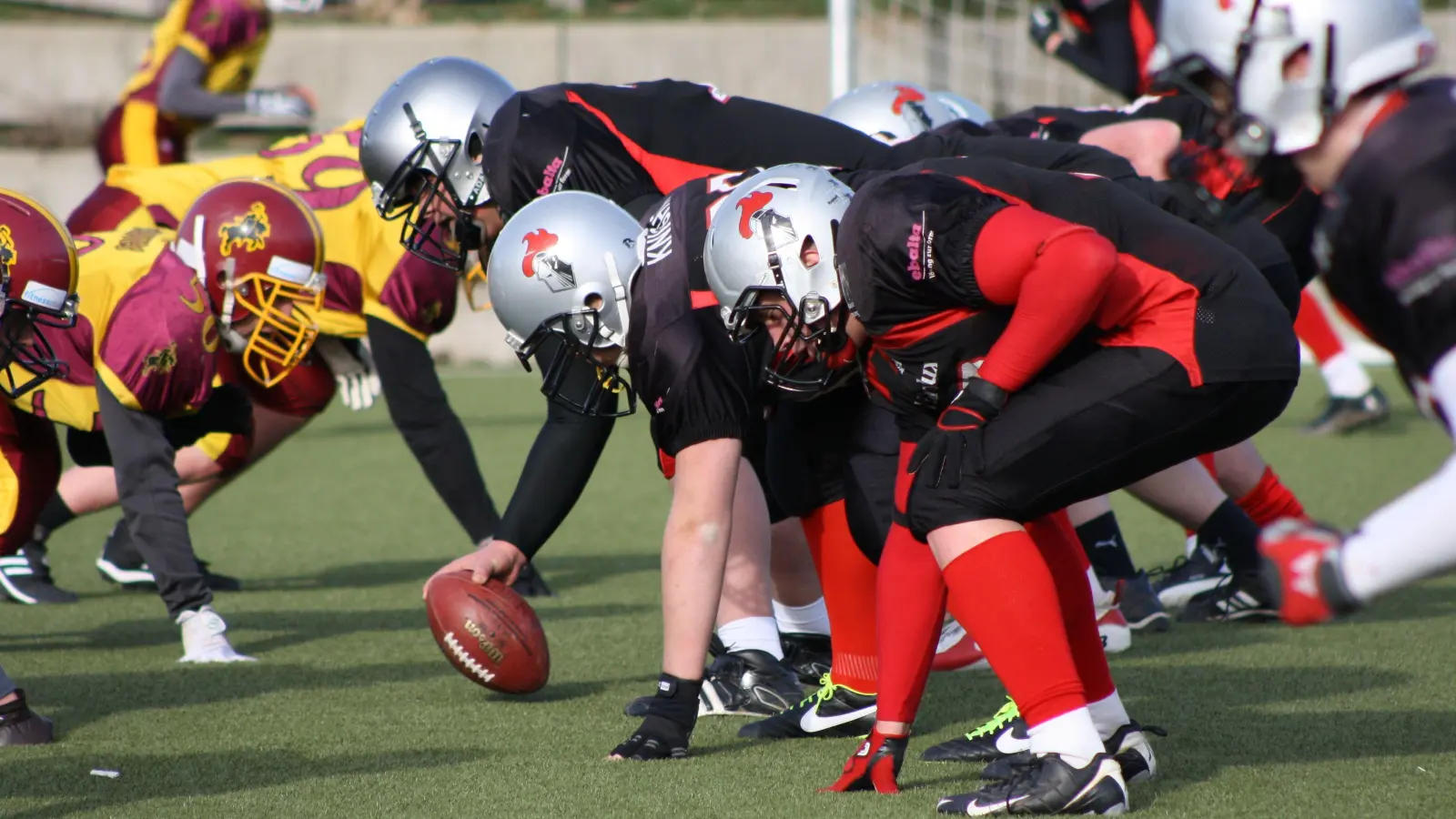 Der Moment, bevor die Athleten aufeinanderprallen. Da gehört „Trash Talk”, wie Felix Schopf sagt, einfach dazu. (Foto: Franken Knights)