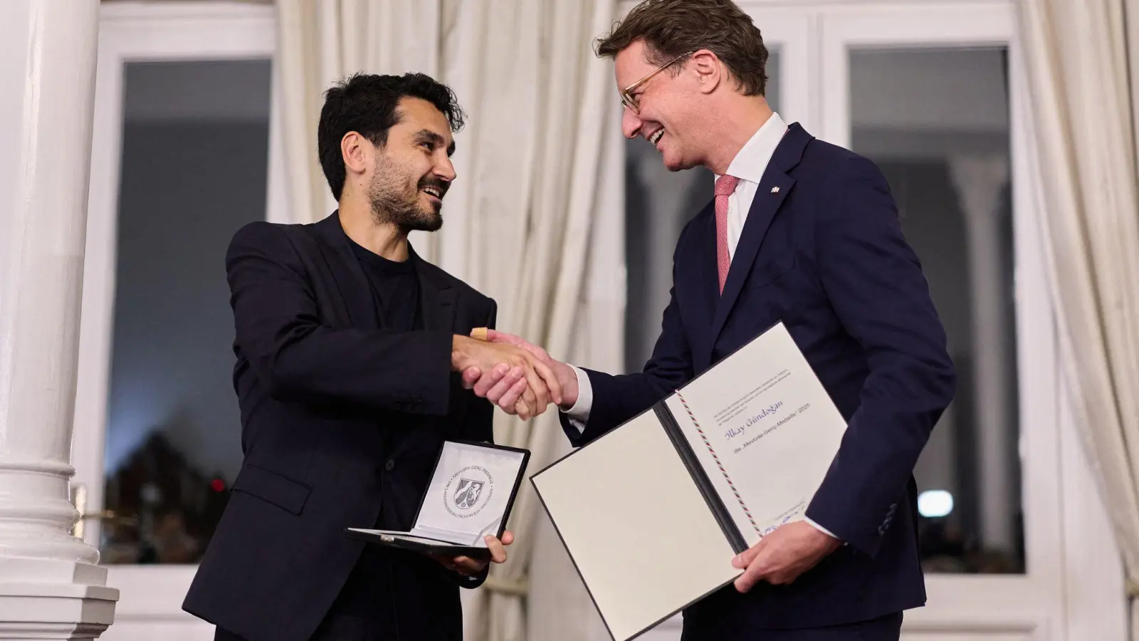 Gündogan sollte den Preis eigentlich schon im vergangenen Jahr bekommen. Jetzt wurde das nachgeholt. (Foto: Rolf Vennenbernd/dpa)