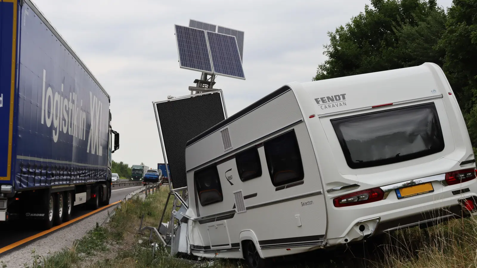 Bei Neusitz kam ein holländischer Autofahrer mit seinem Gespann im Baustellenbereich von der Fahrbahn ab.  (Foto: Thomas Schaller )