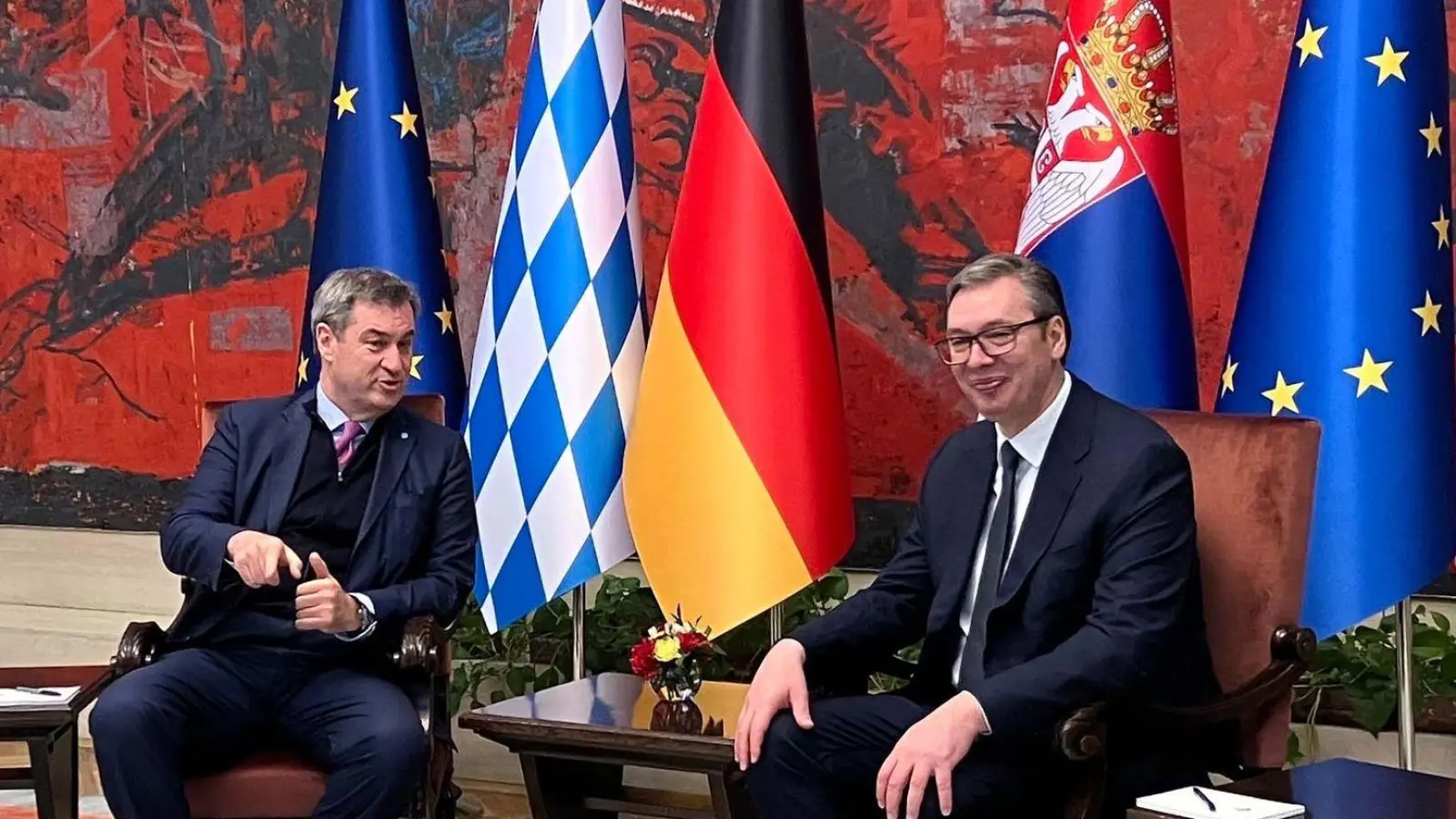 Markus Söder (CSU, l), Ministerpräsident von Bayern,  und Serbiens Präsident Aleksandar Vucic sitzen im Palast Serbien in Belgrad. (Foto: Michael Donhauser/dpa)