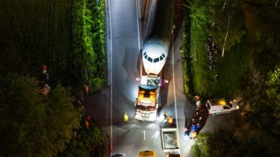 Mit einem Schwertransport ist ein ehemaliges Verkehrsflugzeug aus Indien bei einem Nachttransport in einen Naturerlebnispark im Bayerischen Wald gebracht worden. (Foto: St. Wintermeier/Zema-Medien/Zema-Medien/dpa)