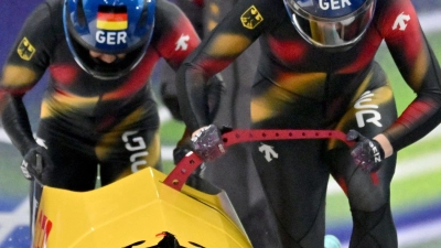 Laura Nolte (Pilotin) und Anschieberin Deborah Levi (Deutschland) legten im ersten Lauf gleich Start- und Bahnrekord hin.  (Foto: Robert Michael/dpa)