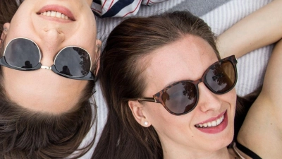 Sonnenbrillen sollen die Augen schützen. Die Tönung der Gläser alleine sagt jedoch nichts darüber aus, wie gut diese die UV-Strahlung wegfiltern. (Foto: Christin Klose/dpa-tmn/dpa)