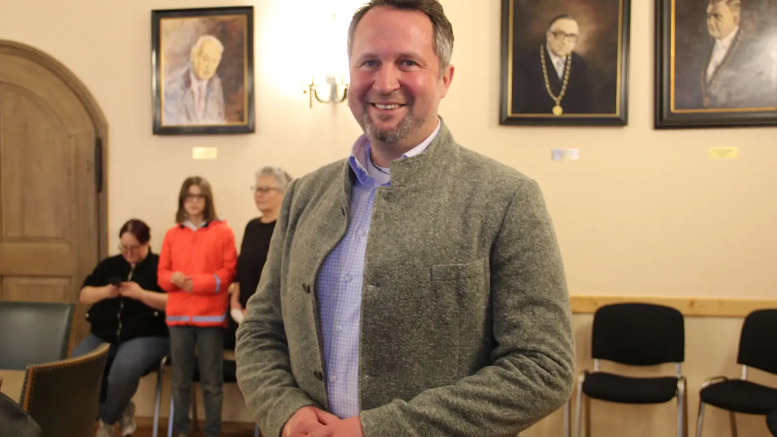 Florian Vogel am Abend des ersten Wahlgangs im Sitzungssaal des Rathauses. Hier wird er künftig öfter anzutreffen sein: als Stadtrat.  (Foto: Clarissa Kleinschrot)