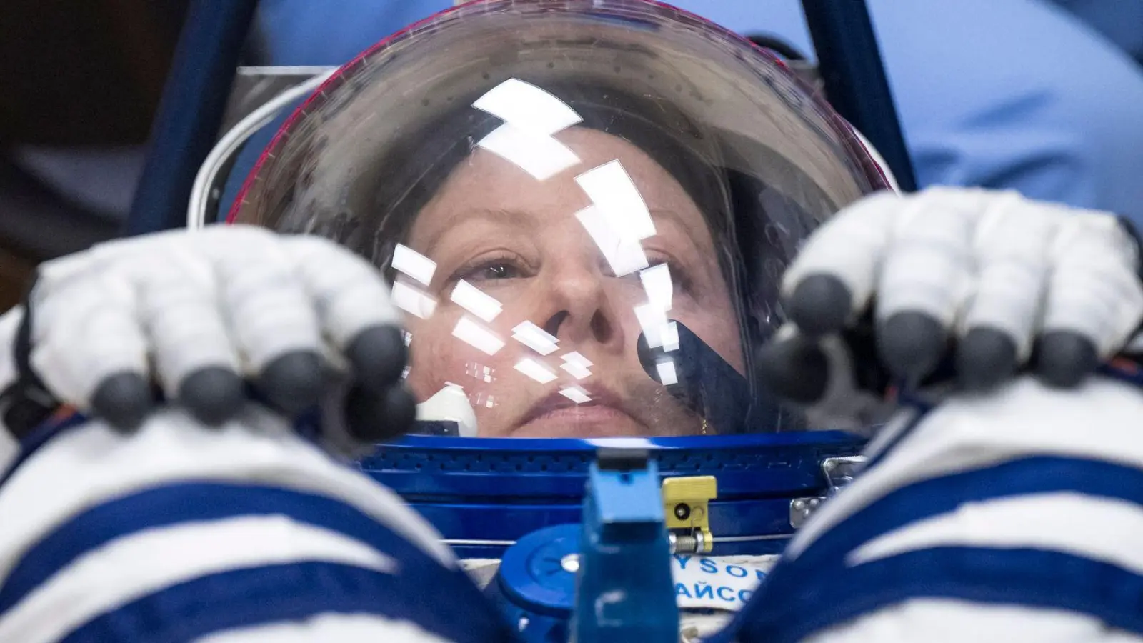 Die Nasa-Astronautin Tracy Dyson lässt den Druck ihres Sokol-Anzugs überprüfen. (Foto: Bill Ingalls/NASA/dpa)