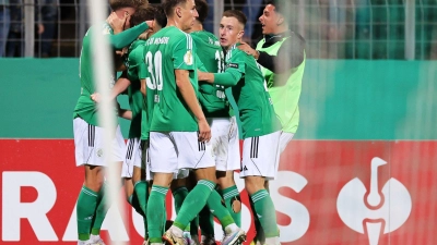 Homburgs Spieler jubeln nach dem Treffer zum 2:1. (Foto: Jörg Halisch/dpa)
