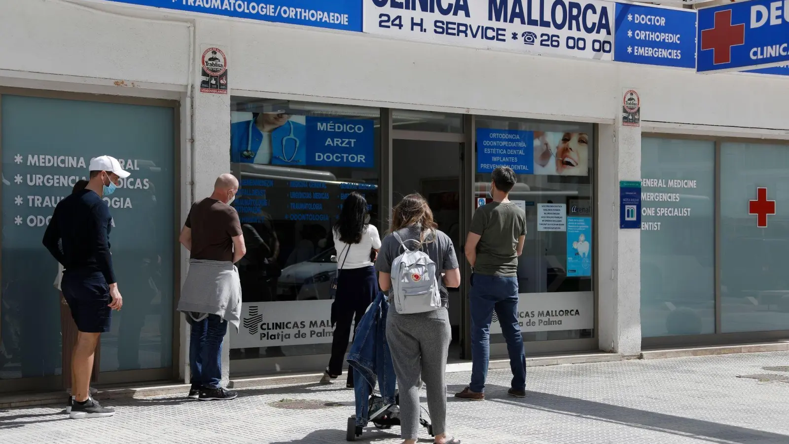 Menschen warten vor einem Covid-19-Testzentrum am Strand von El Arenal auf Mallorca. (Foto: Clara Margais/dpa/Symbolbild)