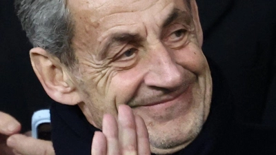 Besuche von Ehefrau Carla und Fußballspiele im Fernsehen lockerten Sarkozys Zeit hinter Gittern auf. (Archivbild) (Foto: Franck Fife/AFP/dpa)