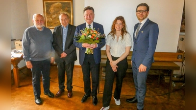 Bezirksgeschäftsführer Dr. Gerhard Engelmann (Mitte) sagte in der Hauptversammlung Adieu und dankte für die langjährige gute Zusammenarbeit mit dem Rothenburger Verband. Das Foto zeigt ihn mit dessen Vorstandstam um den Vorsitzenden Markus Meinold (rechts). (Foto: Karl-Heinz Gisbertz)