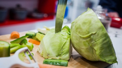 Kimchi lässt sich nicht nur aus Weißkohlblättern zubereiten, sondern auch aus den Schalen und dem Strunk von Blumenkohl. (Foto: Frank Rumpenhorst/dpa-tmn)