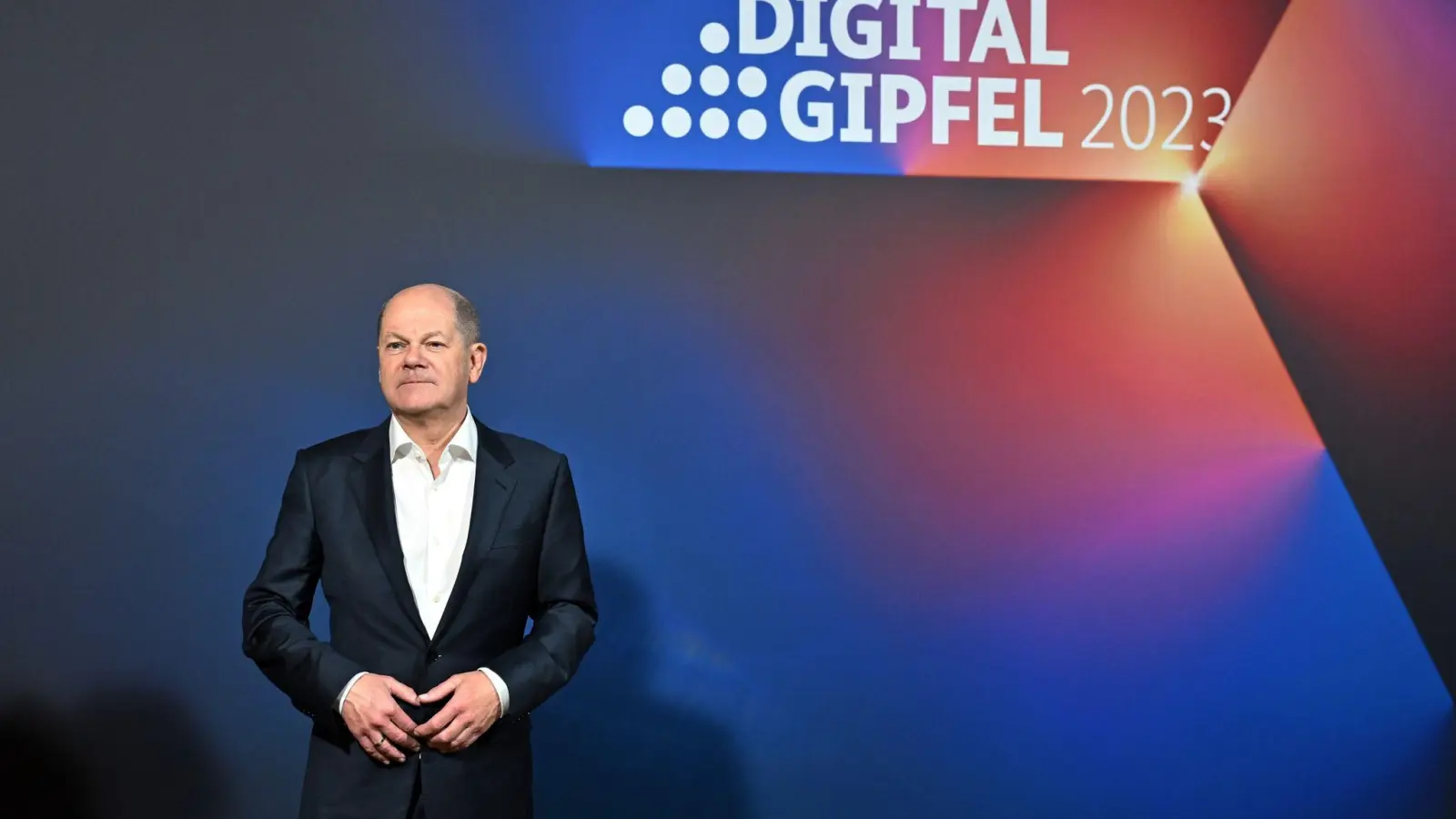 „Sie sehen mich jetzt hier nicht als einen Menschen ohne Zuversicht“: Bundeskanzler Olaf Scholz beim Digital-Gipfel in Jena. (Foto: Martin Schutt/dpa)