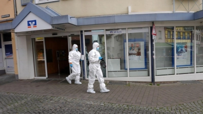 Nach der Befreiung von zwei Personen ist die Spurensicherung im Einsatz. (Foto: Thomas Frey/dpa)