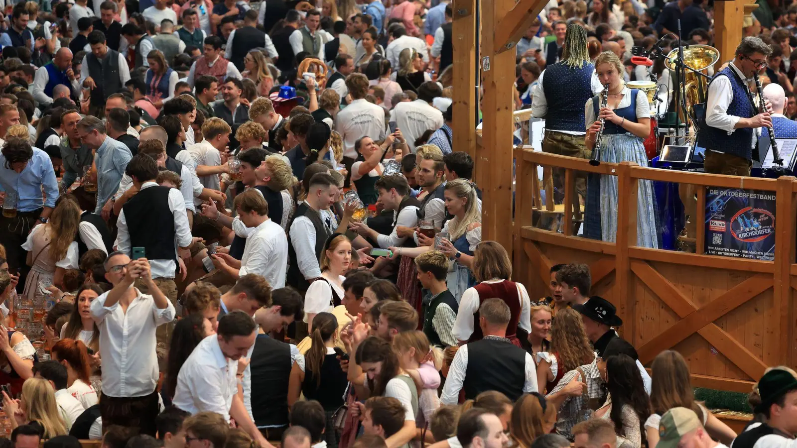 Wer mit Chef und Kollegen auf die Wiesn geht, sollte ein paar Dinge beachten.  (Foto: Karl-Josef Hildenbrand/dpa)