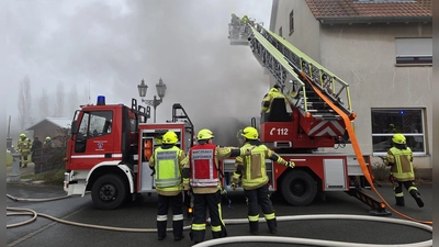 Die Rauchentwicklung am Brandort war „extrem stark”, betonte Kreisfeuerwehrsprecher Rainer Weiskirchen. Das war nicht zuletzt den nebligen Wetterbedingungen geschuldet. (Foto: Rainer Weiskirchen)
