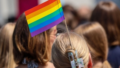 Umzüge zum Christopher-Street-Day (CSD) zeigen Unterstützung für homosexuelle und queere Menschen. (Symbolybild) (Foto: Focke Strangmann/dpa)