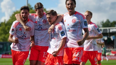 Sieg nach Rückstand: Die Fortuna jubelte am Sonntag in Münster. (Foto: Bernd Thissen/dpa)