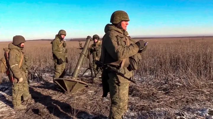 Russische Soldaten in der Ukraine bereiten einen Mörser vom Typ Sani für den Abschuss vor. (Foto: Russian Defense Ministry Press Service/AP/dpa)