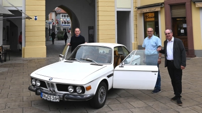 OB Thomas Deffner (von links), Oldtimerfreunde-Vorsitzender Karl Maurer und Historiker Alexander Biernoth machten am Herrieder Tor Werbung für den Denkmaltag mit Oldtimerausfahrt. (Foto: Stadt Ansbach/Anne Ziegler)