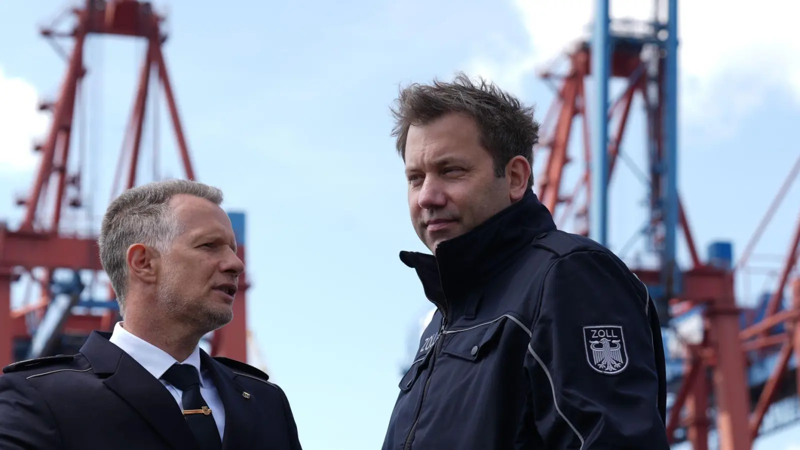 Zollpräsident Rolfink und Finanzminister Klingbeil (r) sind auf einem Schiff durch den Hamburger Hafen gefahren.  (Foto: Marcus Brandt/dpa)