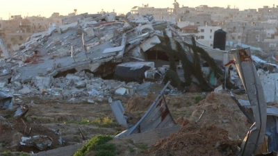 Trümmer  und Ruinen auf einer Straße im Zentrum des Gazastreifens. (Foto: XinHua/dpa)