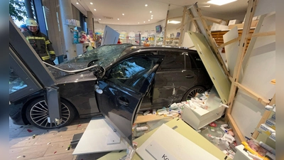 Ein Großteil der Einrichtung der Apotheke wurde bei dem Unfall beschädigt.  (Foto: -/Polizeiinspektion Rosenheim/dpa)