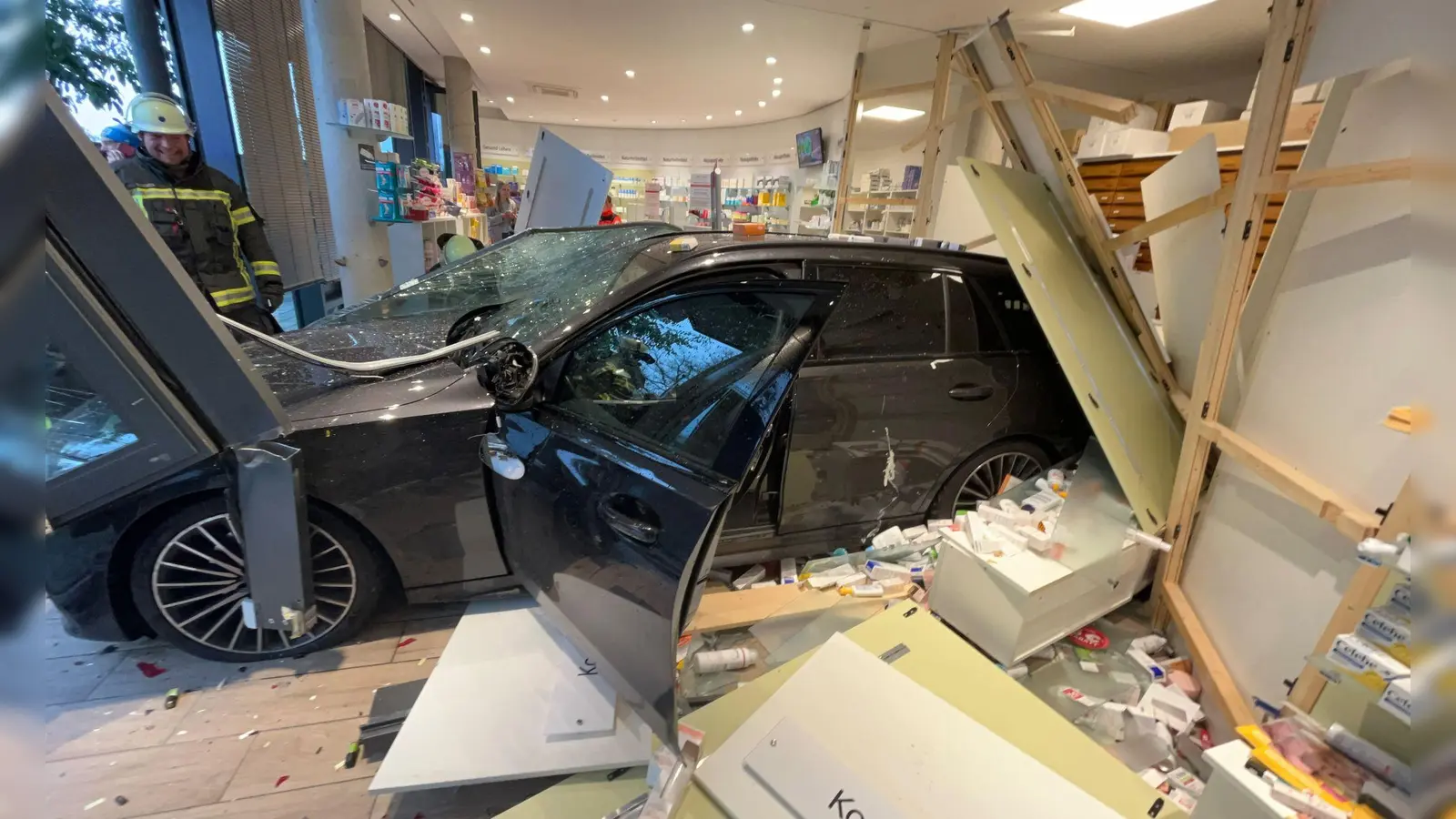 Ein Großteil der Einrichtung der Apotheke wurde bei dem Unfall beschädigt.  (Foto: -/Polizeiinspektion Rosenheim/dpa)