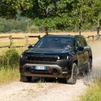 Frisch geschniegelt über den Schotterweg: Der Jeep Avenger startet geliftet ins neue Modelljahr – mit neuen LED-Scheinwerfern und robusterer Front. (Foto: Paolo Tangari/FCA US LLC/dpa-tmn)