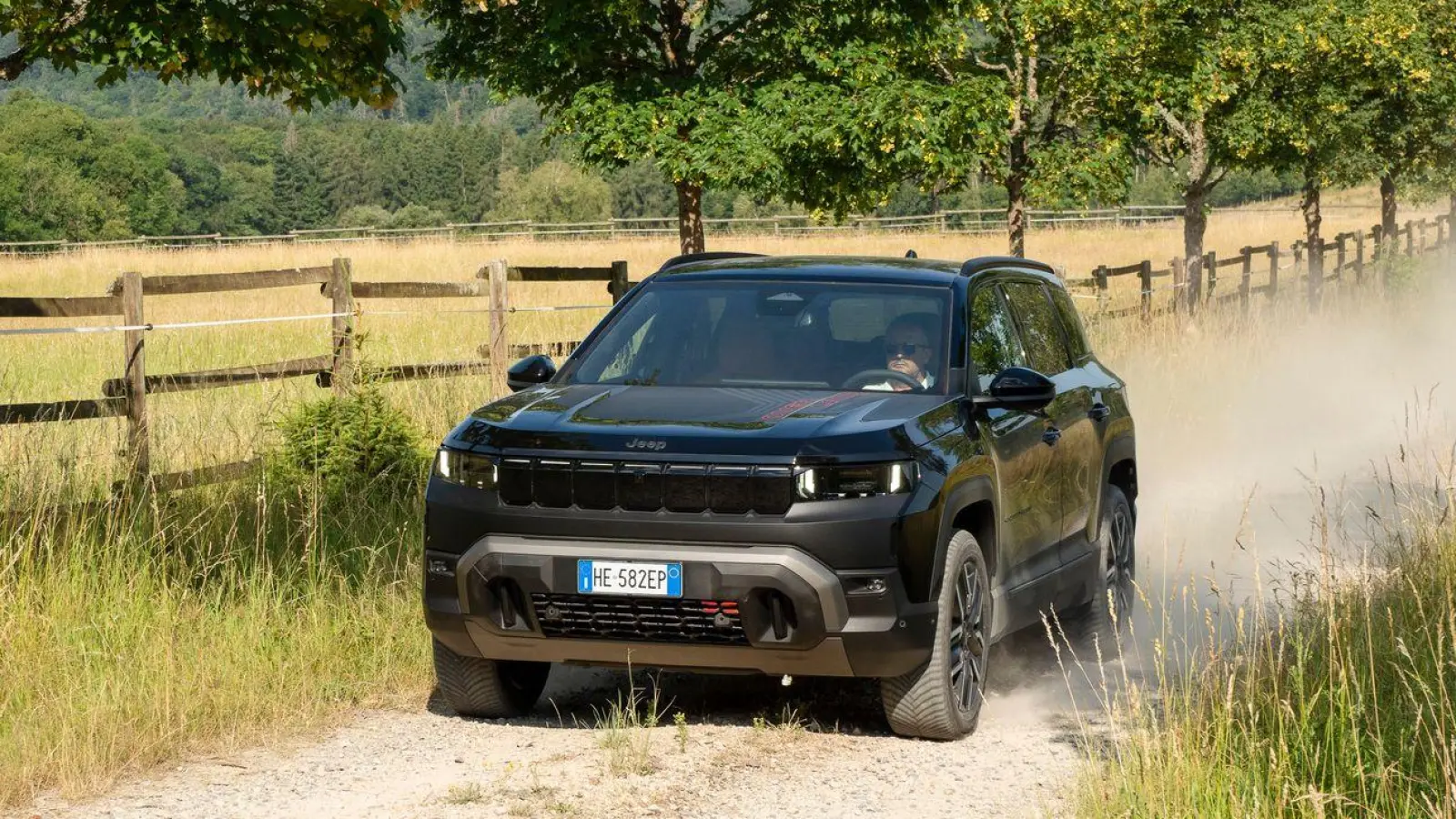 Frisch geschniegelt über den Schotterweg: Der Jeep Avenger startet geliftet ins neue Modelljahr – mit neuen LED-Scheinwerfern und robusterer Front. (Foto: Paolo Tangari/FCA US LLC/dpa-tmn)